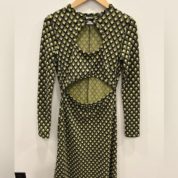 ASOS DESIGN long sleeve keyhole midi dress with cut out in lime jacquard - Picture 9 of 10